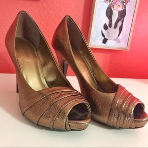Kelly & Katie Metallic Gold Peep toe Pumps 9.5